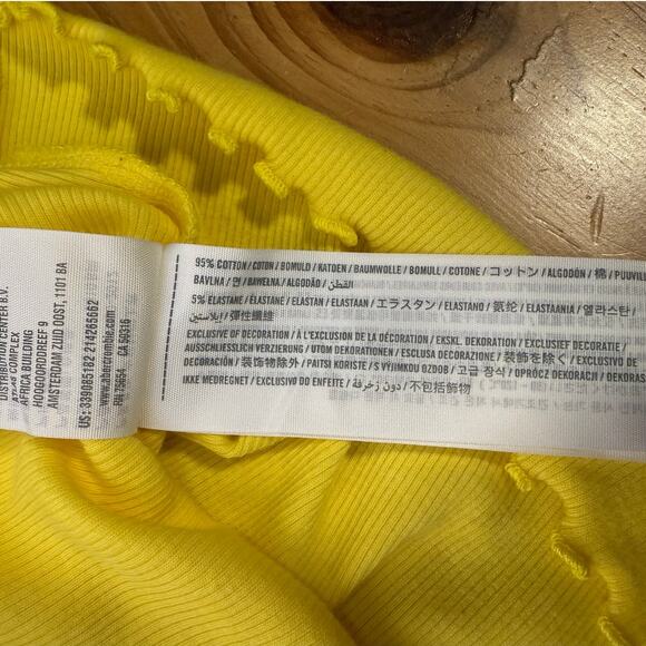 HOLLISTER Off the Shoulder Scalloped Sleeve Top/Shirt. Yellow. Size M - Picture 3 of 5